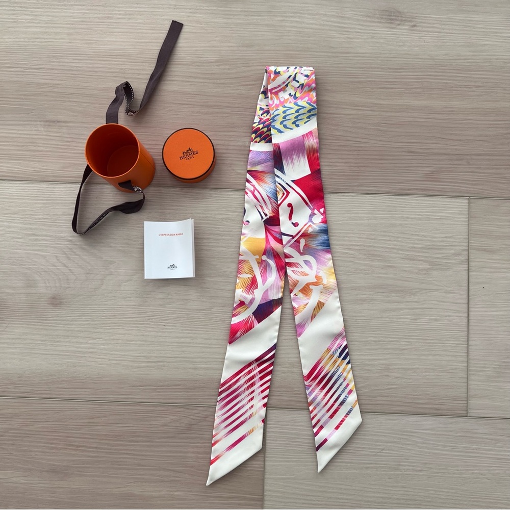 New with Tags Hermes Ex-Libris Marble Silk Twilly